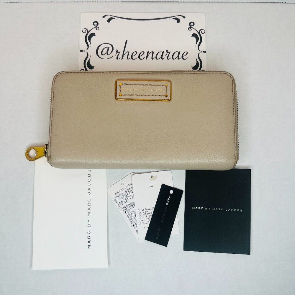MARC by Marc Jacobs "Too Hot " Large Zip Leather Wallet  - Beige with Care Card